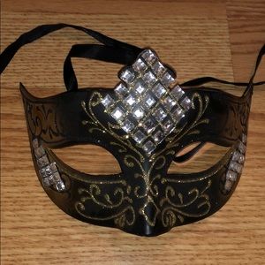 Masquerade Venetian mask with crystal details